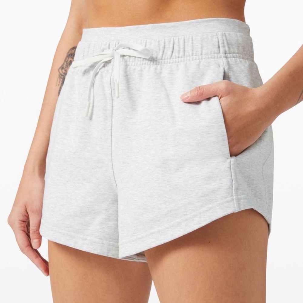 Lululemon Inner Glow Short 3" *Terry Heathered
Core Ultra Light Grey